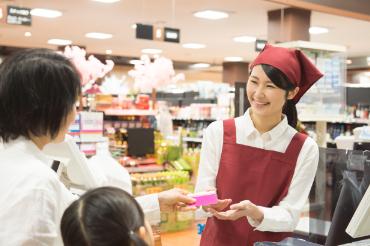 新店舗スーパーでのレジスタッフ